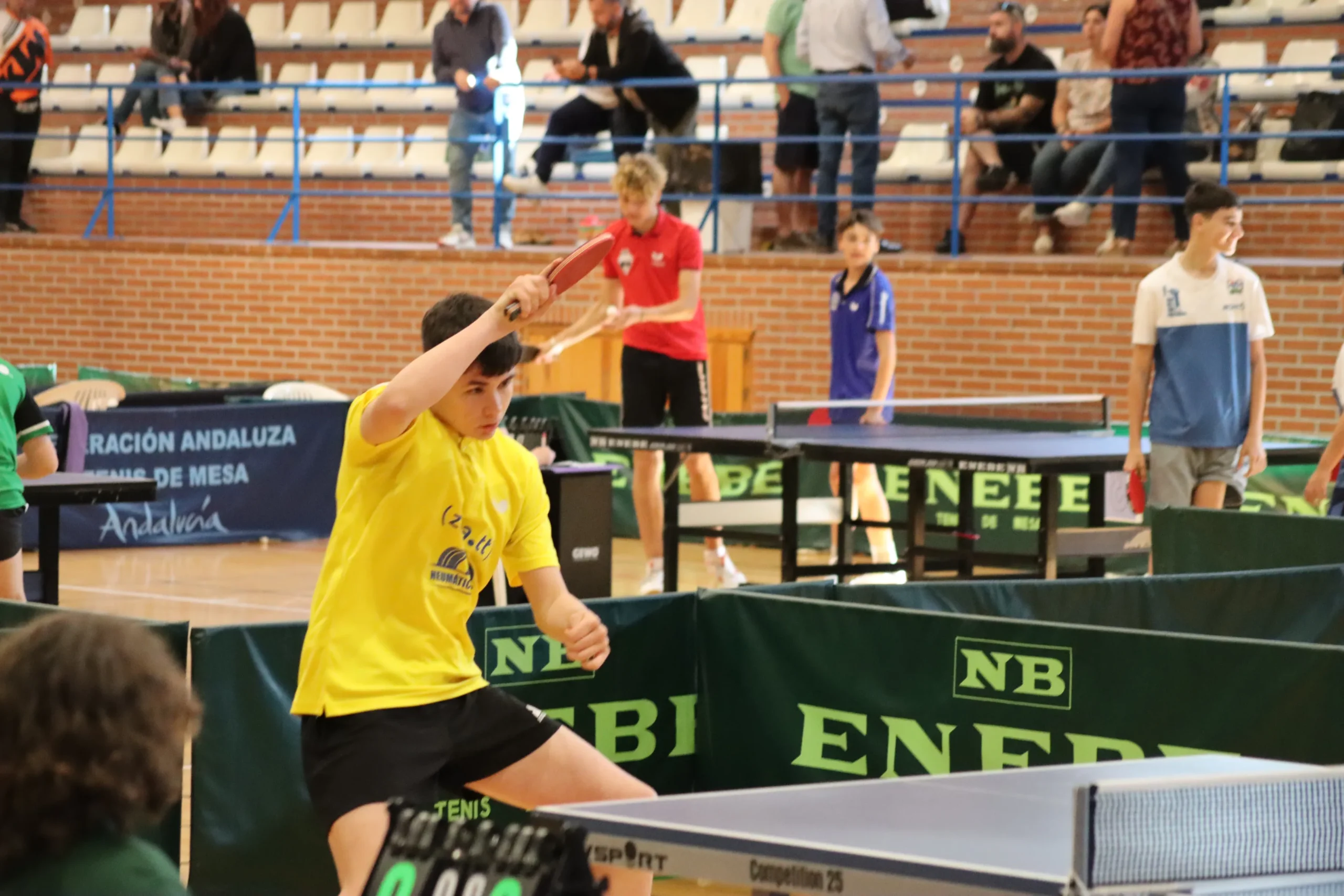 Joven jugando al tenis de mesa.